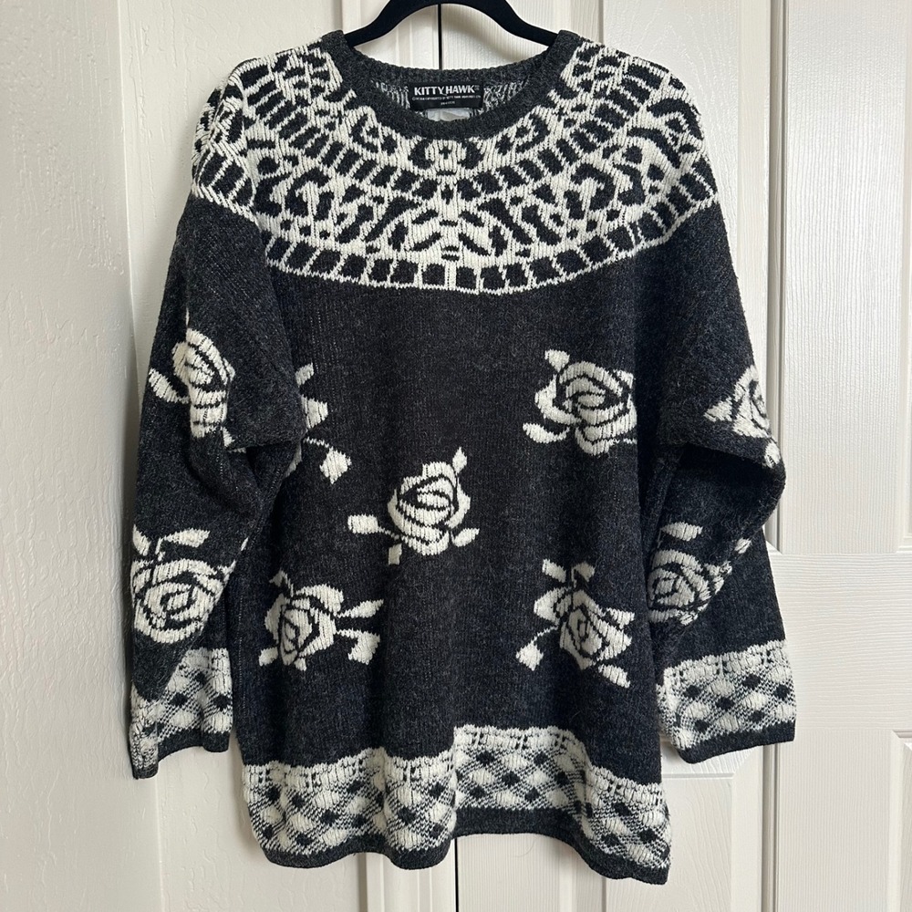 Vintage‎ Kitty Hawk Oversized Rose Knit Sweater // Black & White Floral Pattern